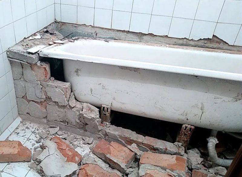 Демонтаж старой ванны: техника строительных работ и рекомендации
