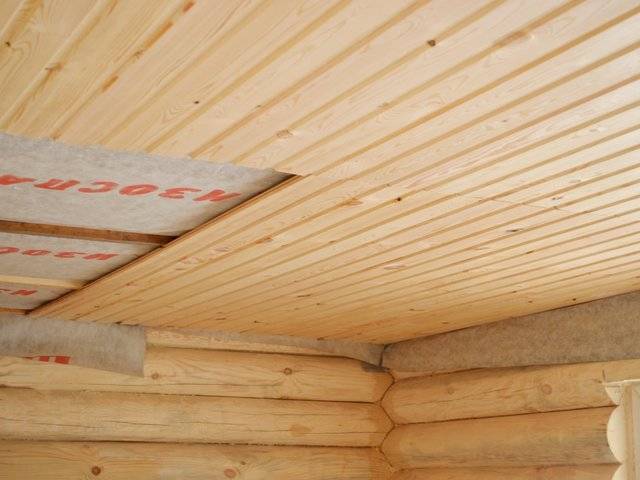 Потолок в деревянном доме — какой лучше сделать?